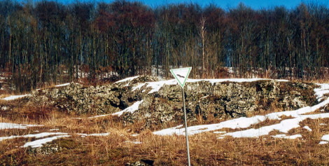 Im westlichen unteren Teil liegt der als Naturdenkmal ausgewiesene sogenannte „Duckstein“. Dieses ist eine alte Bezeichnung für Tuffstein und weist auf die schaumige Struktur des Kalksinterfelsens hin, welcher sich durch Ablagerungen aus kalkhaltigem Quellwasser an der Erdoberfläche gebildet hat.
